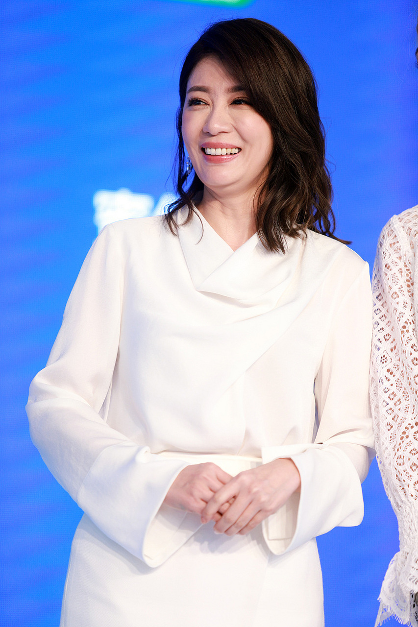 标题:49岁贾静雯生图皱纹多,个子矮小含胸驼背,网友感叹快不认识了