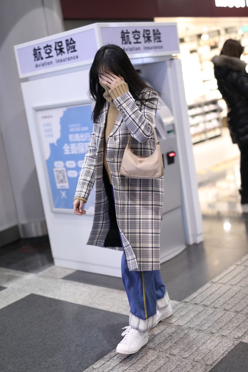 郑爽街拍:格纹大衣驼色高领毛衣 prada hobo尼龙包prada合作款贝壳头