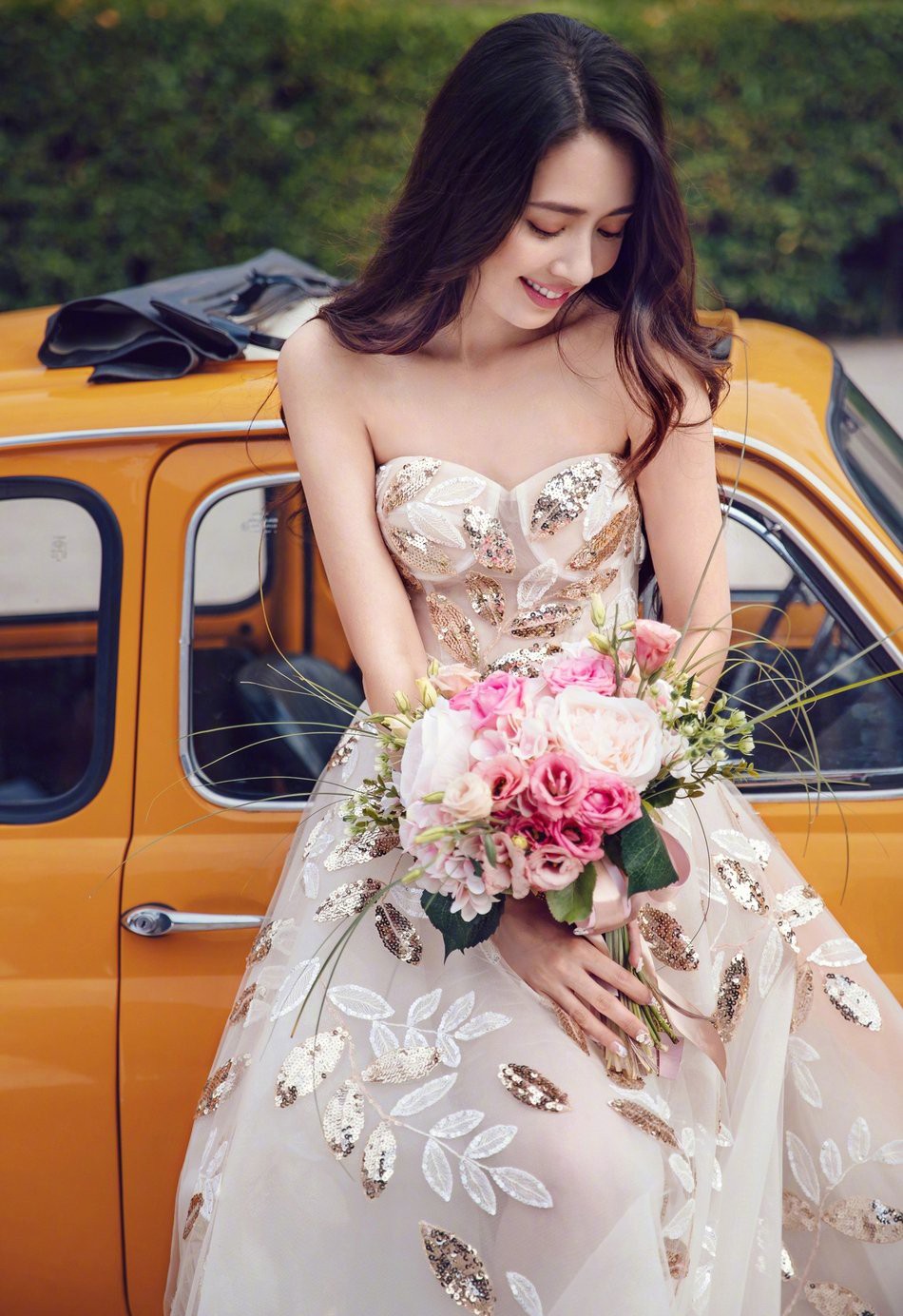 郭碧婷婚纱照曝光,穿亮片抹胸裙依偎向佐,美成童话里的王子公主
