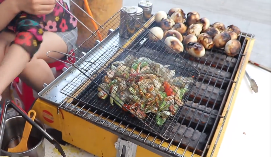 扶余一款特色美食,烤毛鸡五元钱有四个,坐满了人吃!