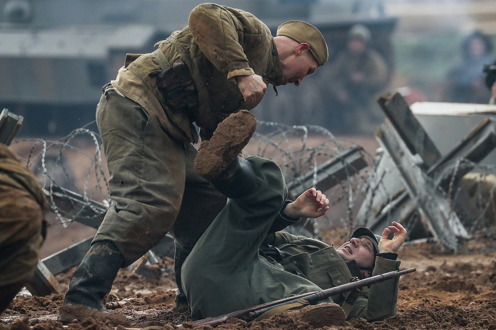 在二战最艰难的时刻,有一群普通士兵,以生命之触为武器,为自由和荣誉