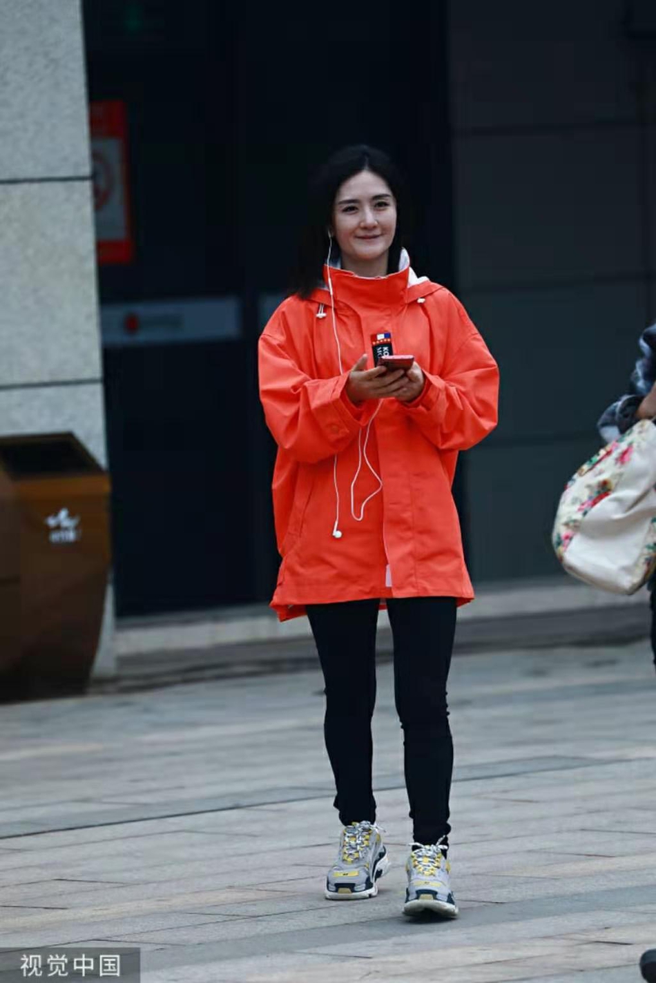 组图:谢娜齐肩短发橙色外套元气满满 上班甜笑挥手亲和力满分