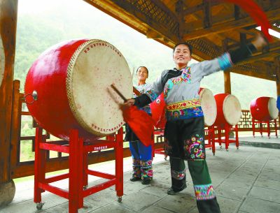 "悬崖上的苗鼓表演"传承民族文化的湘西苗鼓!