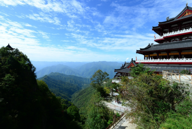 南宫山:面积7648公顷,金顶主峰海拔2267.4米