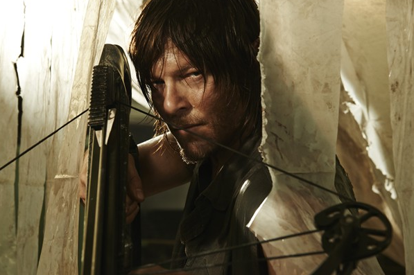 在《行尸走肉》里桀骜不驯,弩哥现实中喜欢猫猫狗狗收集毛绒公仔