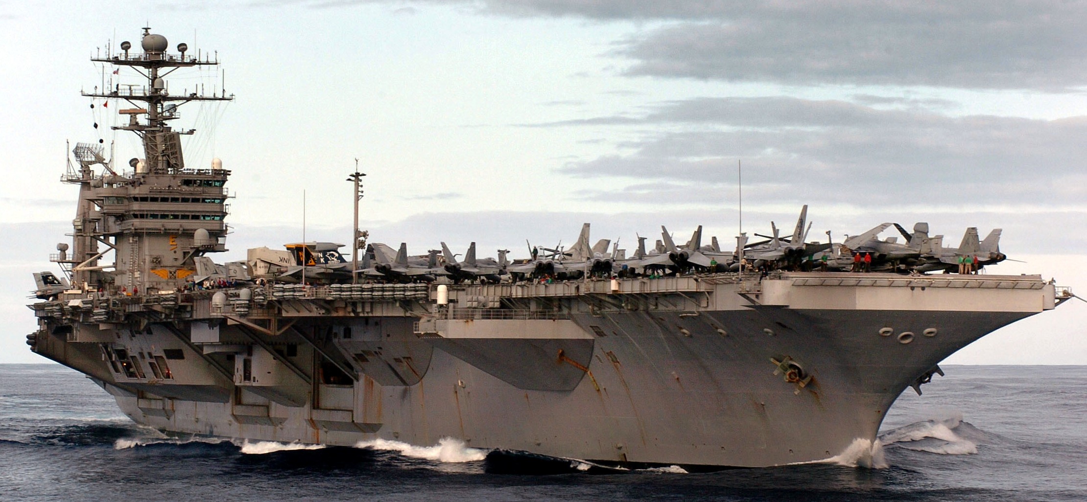 美国海军斯坦尼斯号航空母舰高清图