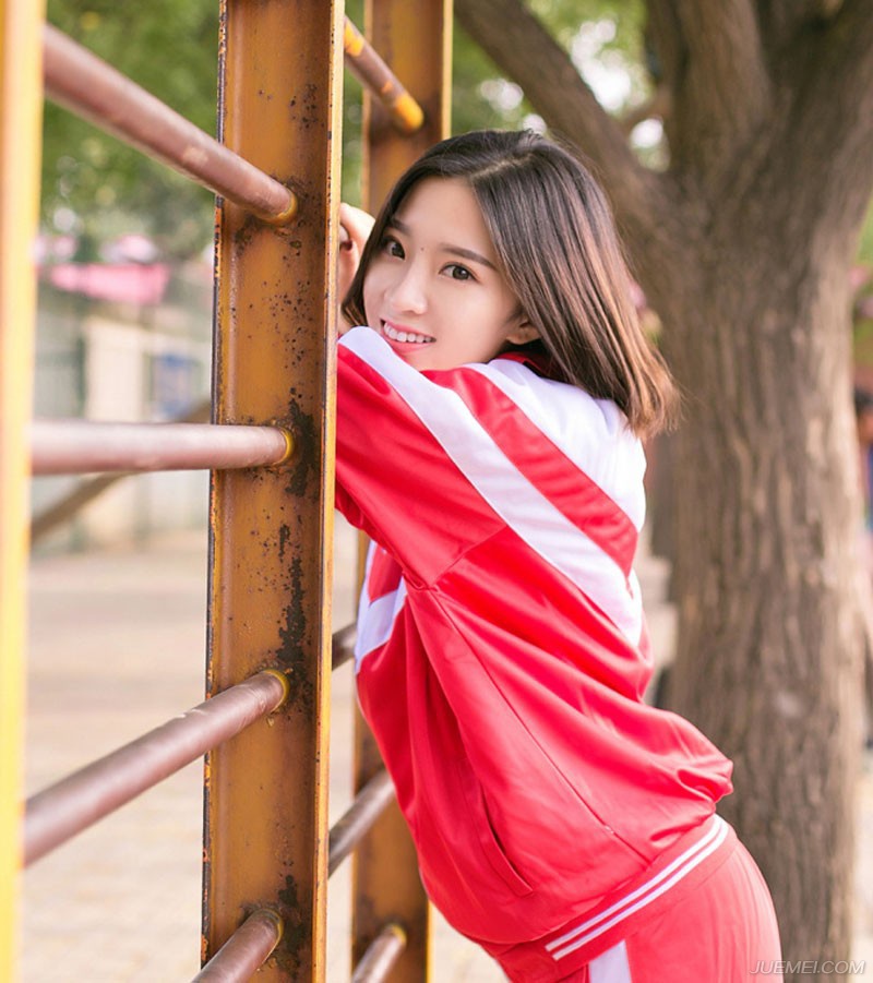 操场穿校服的高中生美女 甜美活泼