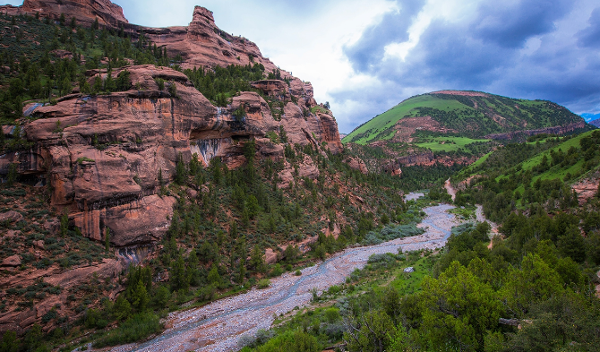 在青藏高原发现白垩纪丹霞景观,一尊天然形成的佛像