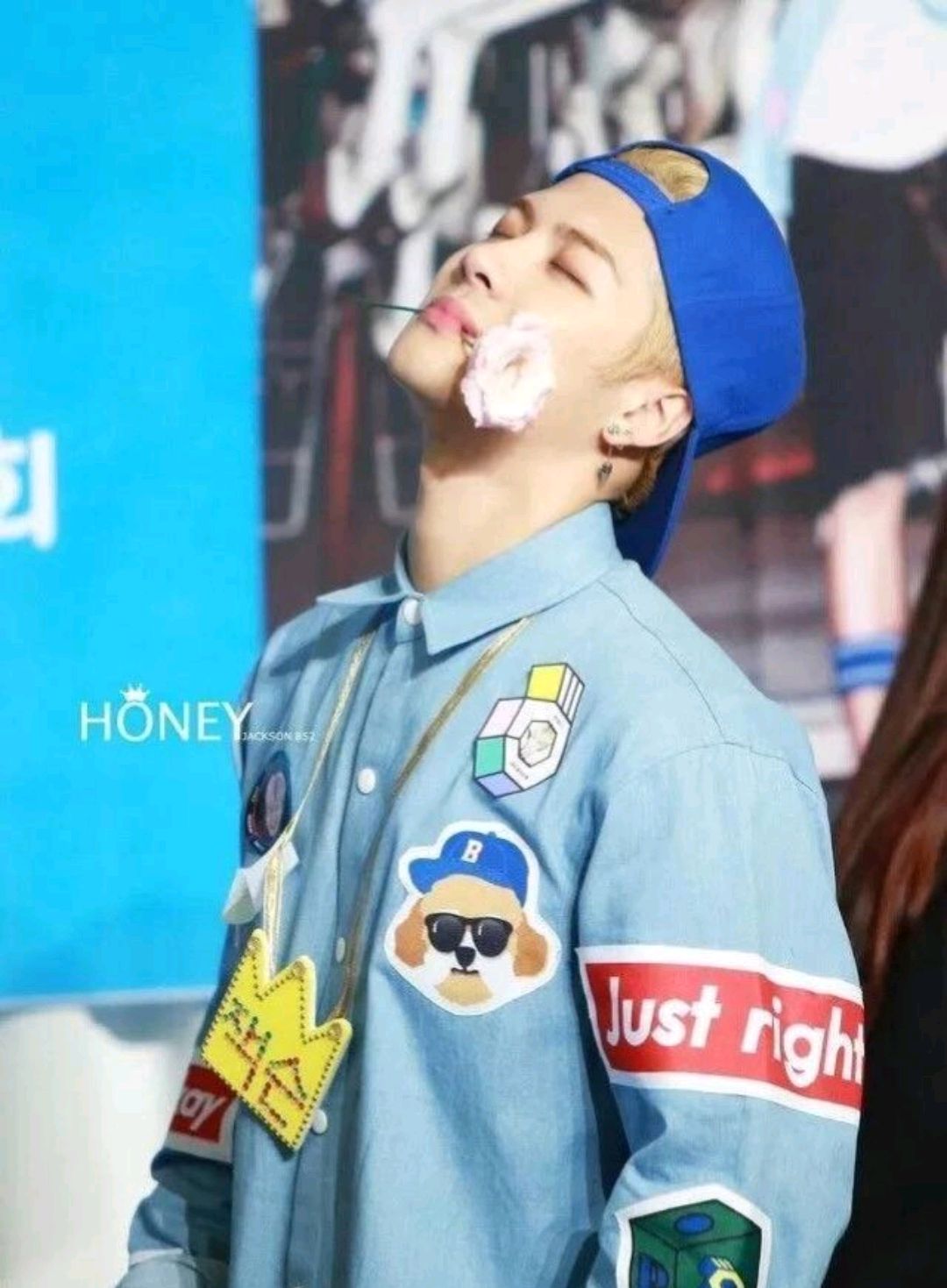 王嘉尔现场叼花给粉丝!太绝了吧!