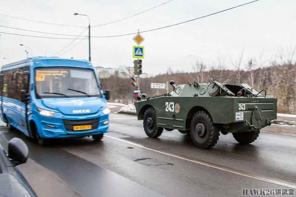 brdm-1装甲侦察车上路引发民众围观 俄罗斯武器收藏家的最爱