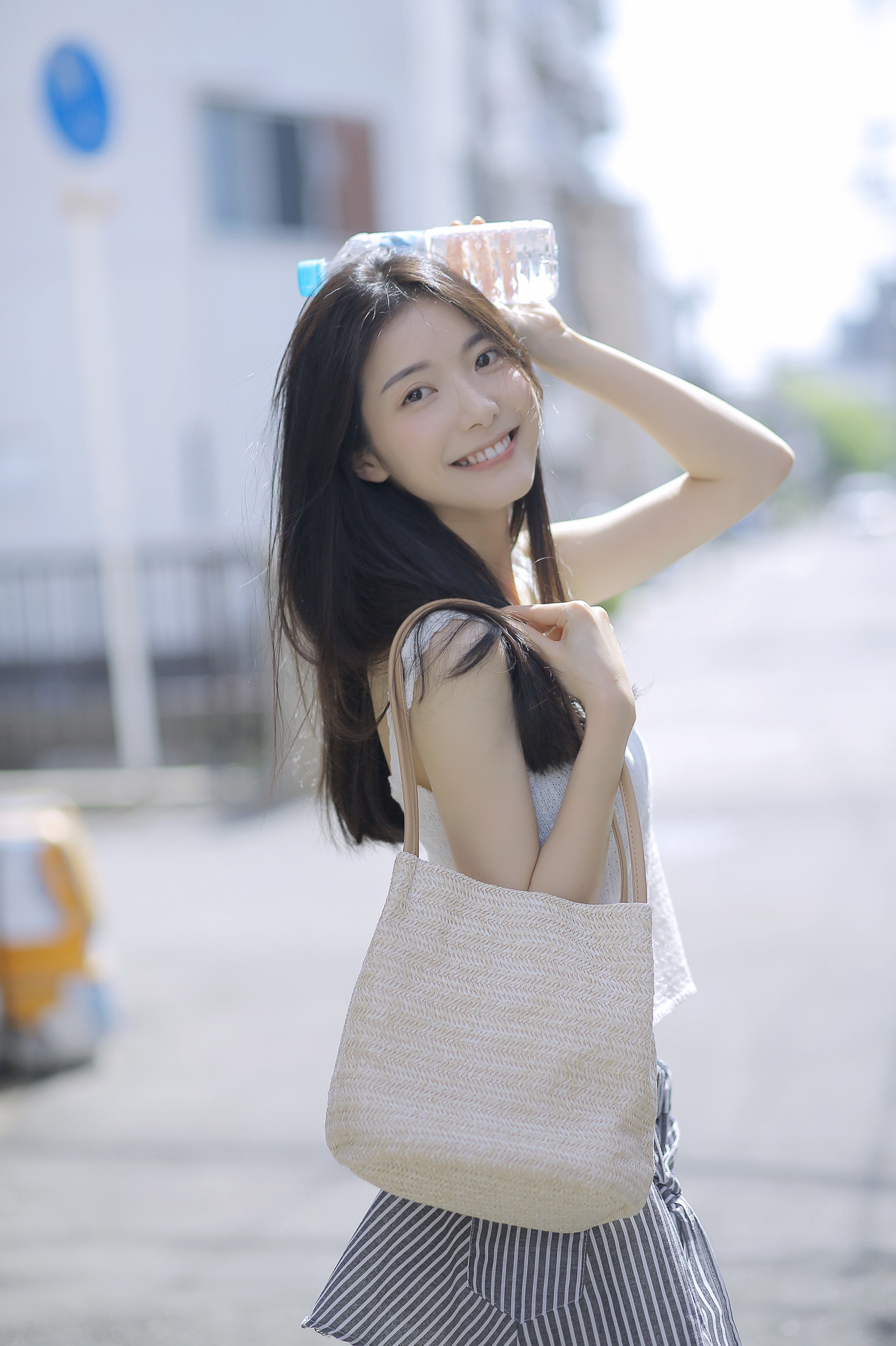 10个通用人像拍照姿势,学会这样拍,到哪里都能拍人像美照