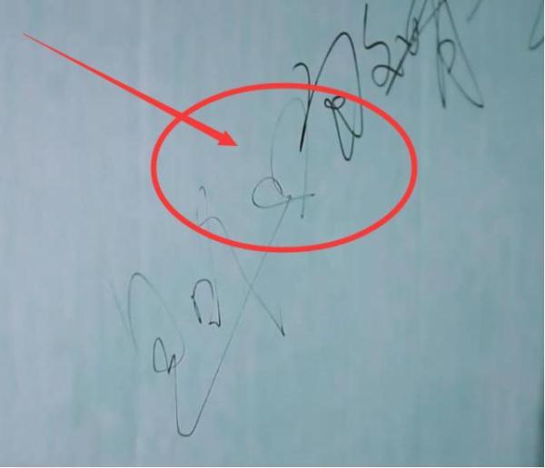 有一种"字体"叫包贝尔包文婧签名,看似一团乱,放大后却立马酸