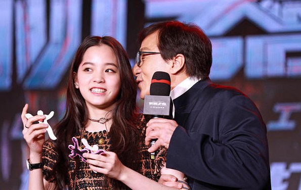 自己的女儿落魄成这样,成龙还有心思认干女儿,被网友骂不负责!
