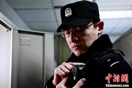 新警达尼亚尔·迪力木拉提的春运一天