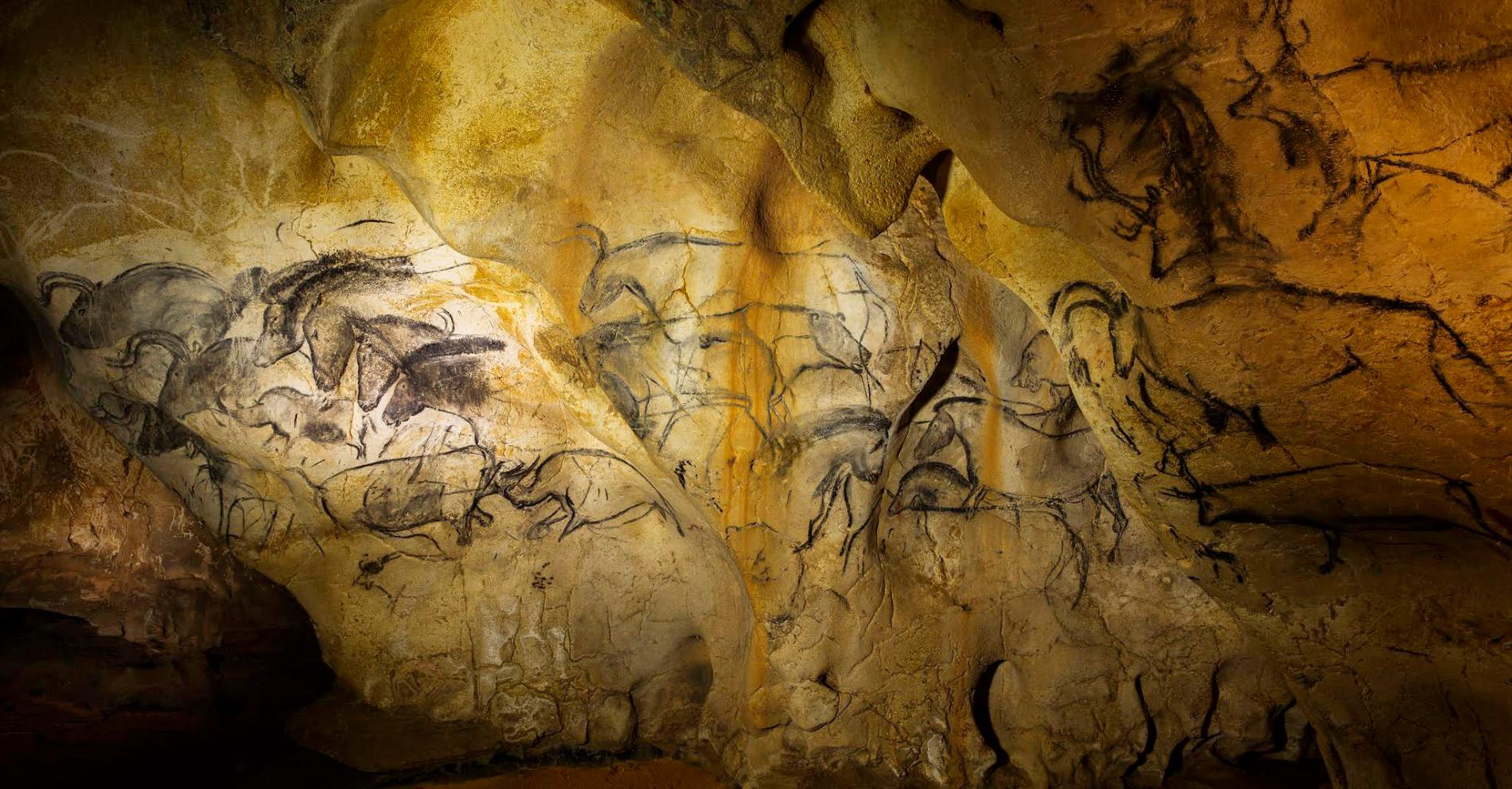 在法国南部阿尔代什省的肖维岩洞中,这些木炭画的马群可以追溯到大约