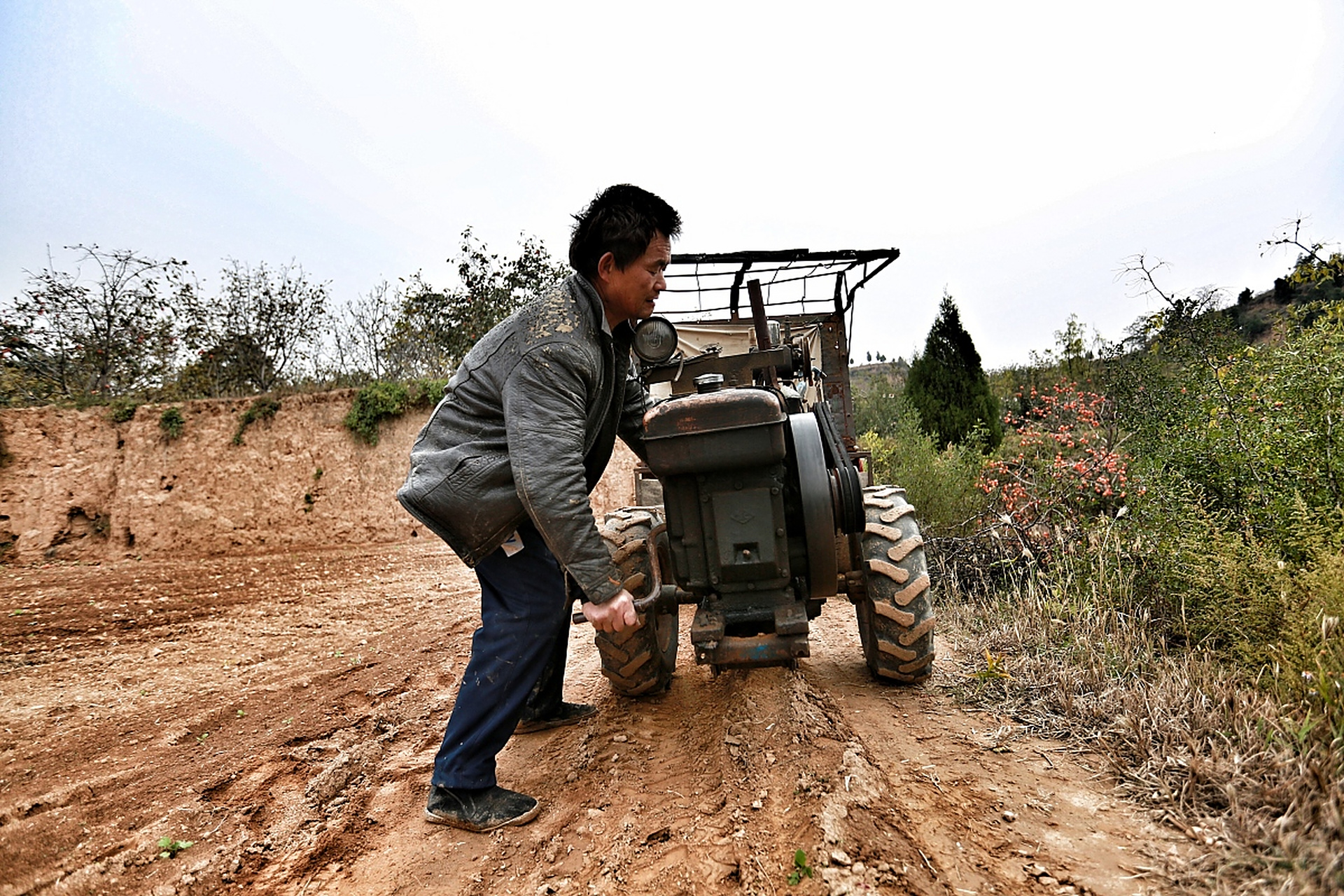 走在从兰陵回兰山的路上,看到一个人开着一个手扶拖拉机的机头,像是刚