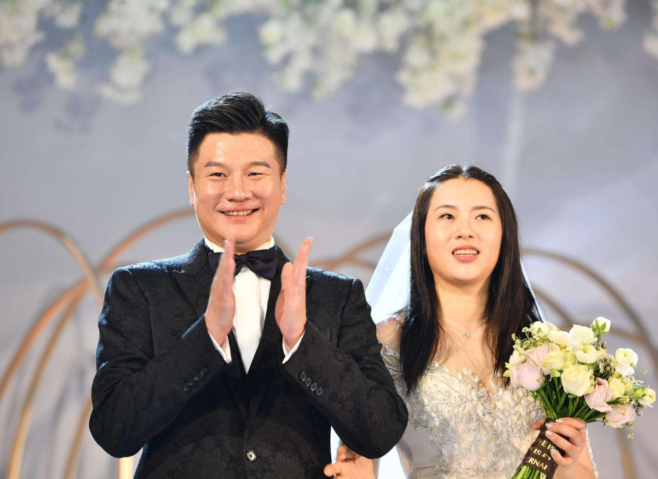 41岁李金羽举办婚礼,妻子肤白貌美,1岁多儿子见证两人婚礼