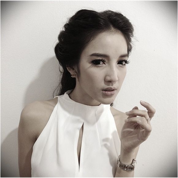 人生比泰剧还狗血,叫了20多年的哥哥是生父,泰国女星身份神秘!