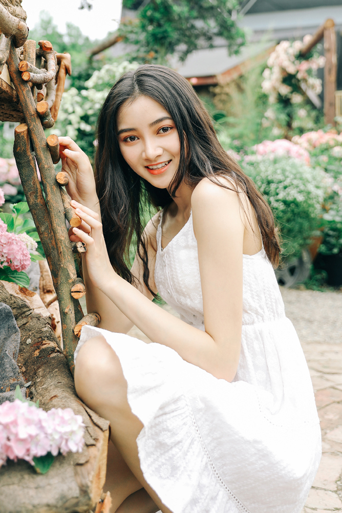 花丛中一个顾盼生辉的清秀女孩