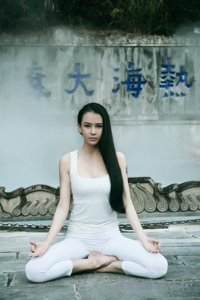 中国瑜伽第一人,已过而立之年身材让人羡慕,与妮可合影毫不逊色