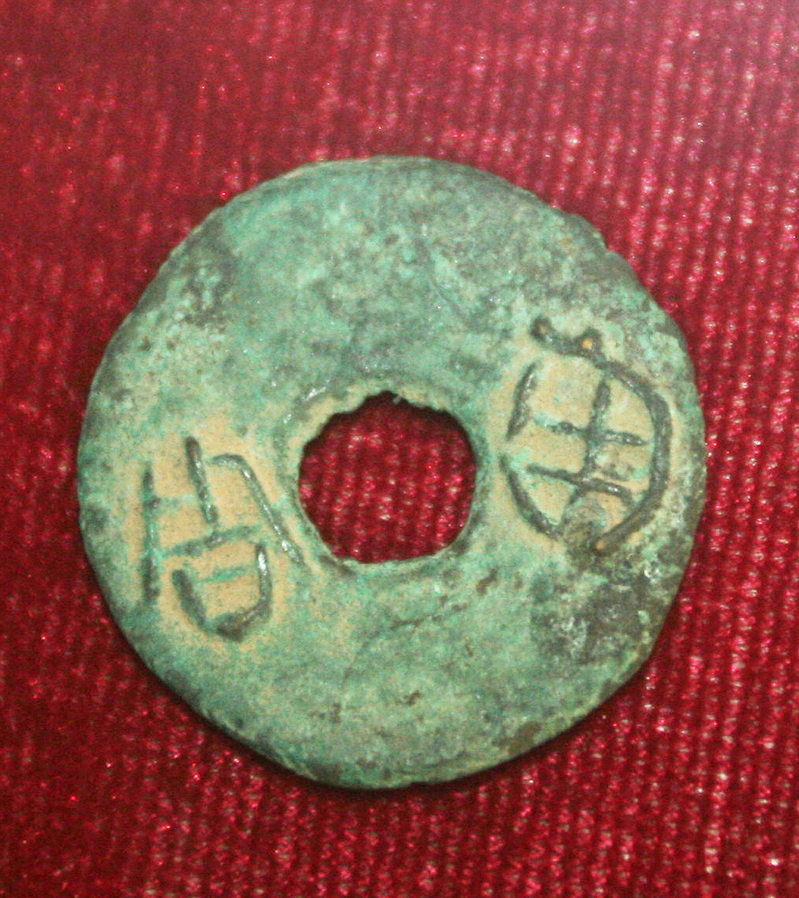 西周覆灭后,诸侯拥立原先被废的太子宜臼为王,史称周平王, 东迁洛邑