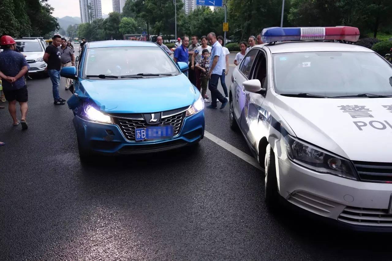 行人闯红灯被撞,司机负多大责任?这种情况只需承担10%的责任