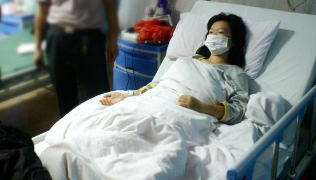 在医院照顾重病的前妻,突然手机屏幕一亮,让我瞬间眼红!