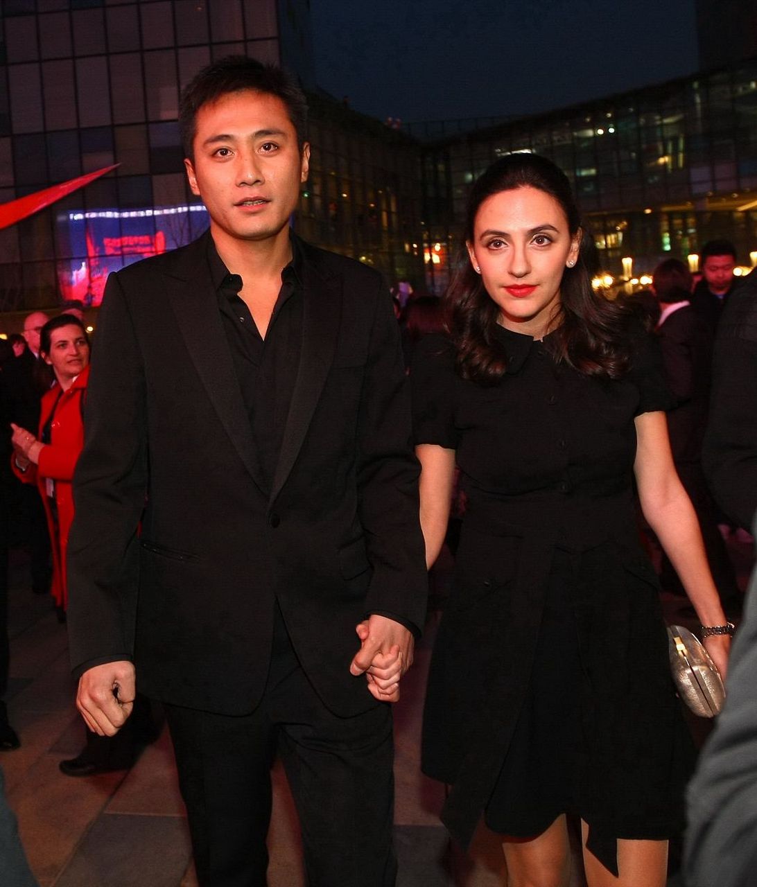 机场再相遇,刘烨给谢娜买了很多零食,谢娜一边流泪一边说:谢谢,再见.