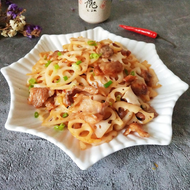 五花肉炒藕片,香脆下飯營養,十分鐘就搞定