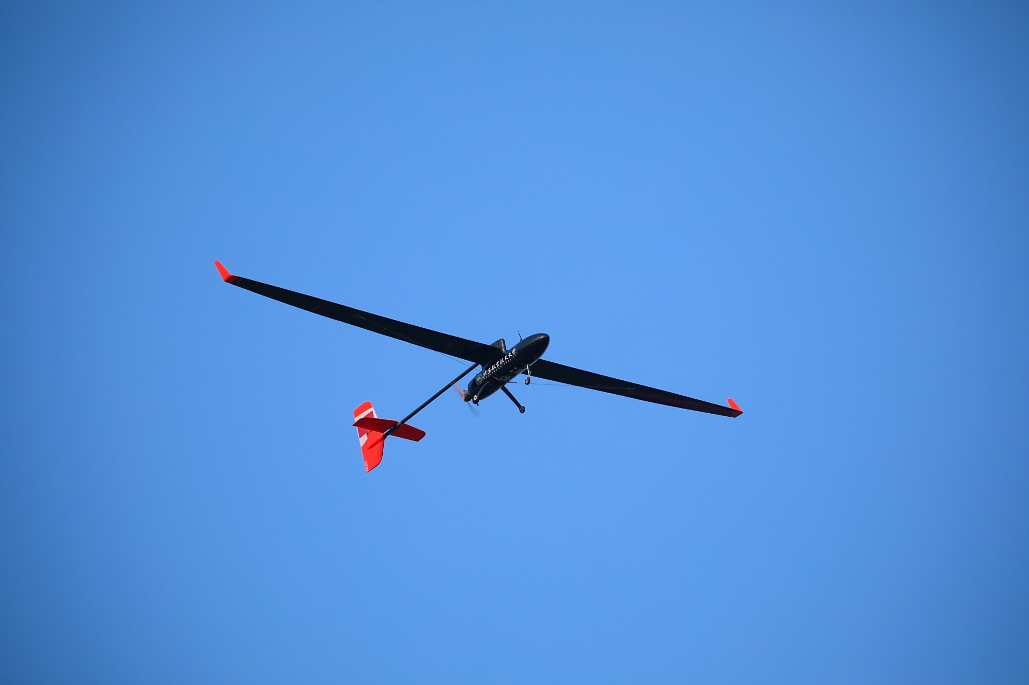 年轻团队创造世界纪录 "冯如三号"无人机续航30小时