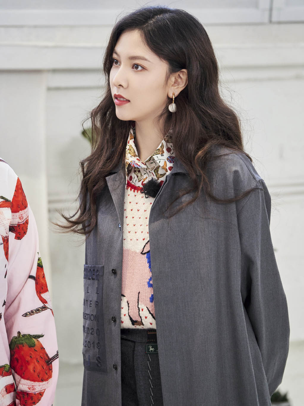 宋妍霏真会穿,花衬衫叠搭卡通马甲,这时尚感女星中少见!