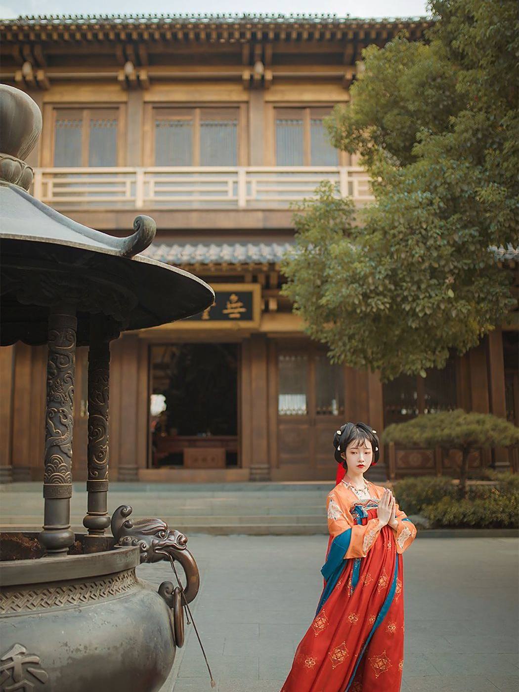 汉服古风:朝露流青桐,旭日光生媚