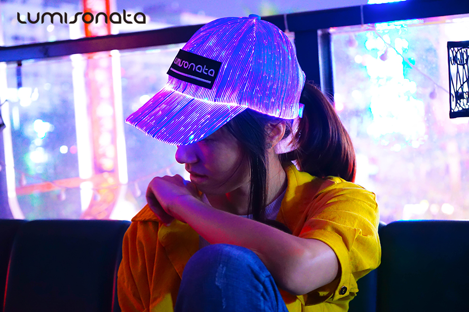 这种发光面料的黑科技帽子你们见过吗?