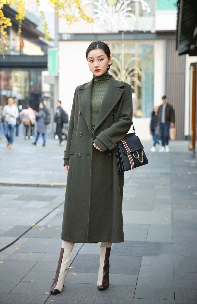 街拍冬日街头的美女,轻熟女人的时尚穿搭参考,让你一直美下去!