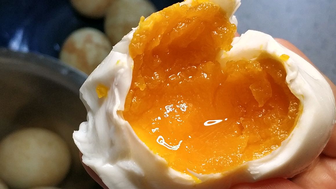 咸鸭蛋怎么做可以起沙出油?成都周幺姑做两种口味