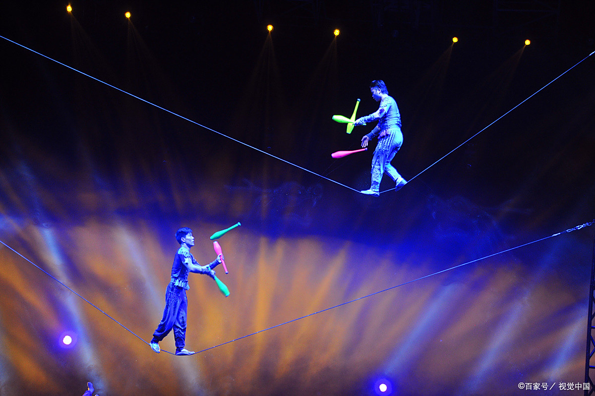 高空中上走钢丝的表演,汗水越来越多,手心也变得滑突然一脚踩空