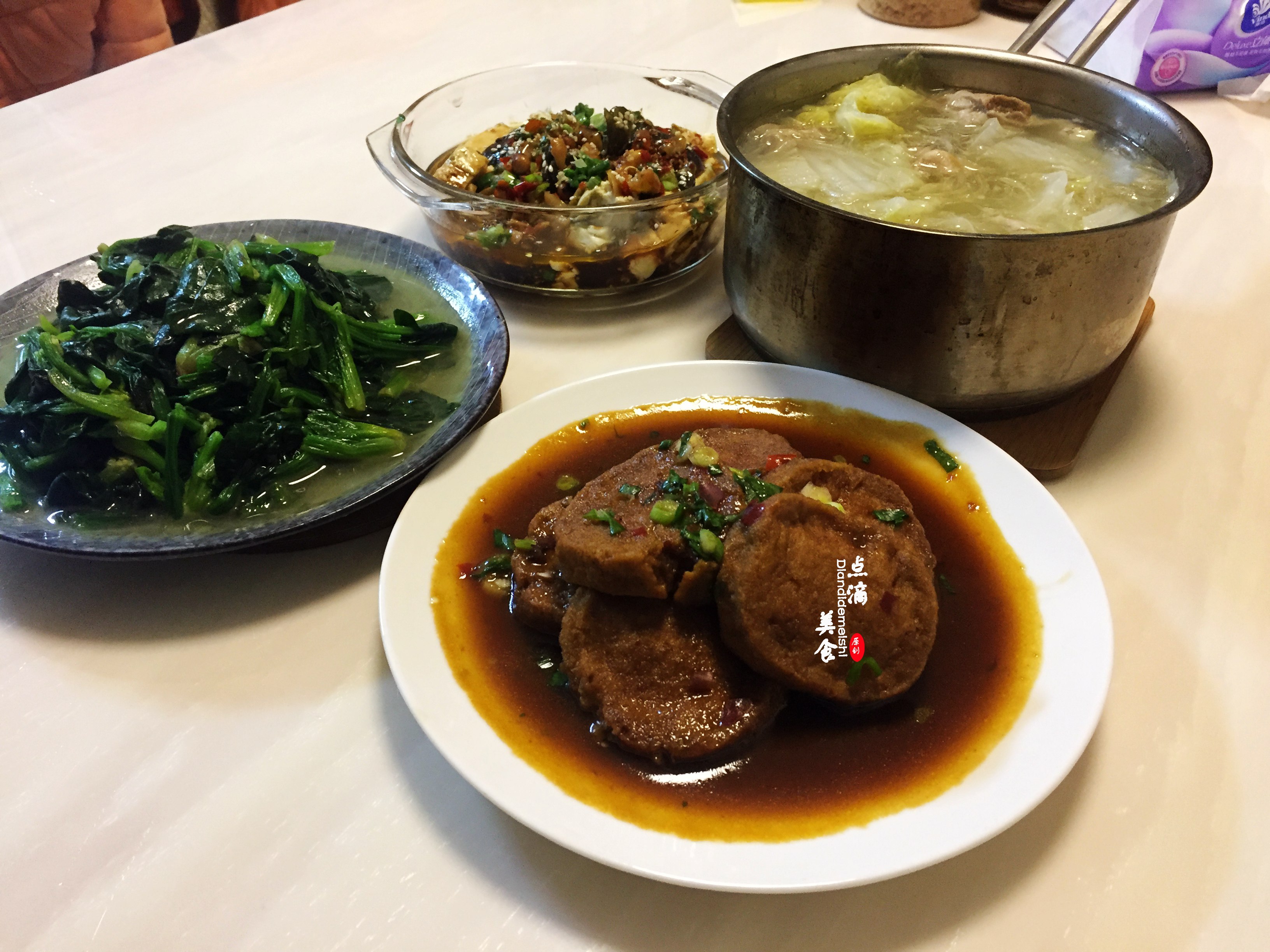 家有产妇,一家三口的晚饭就这样吃,有汤有荤有素,平淡而幸福