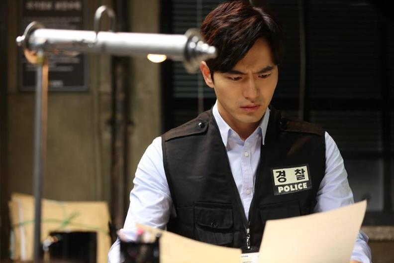 《时间脱离者》:该片讲述了身在1983年的老师智焕和生活在2015年的