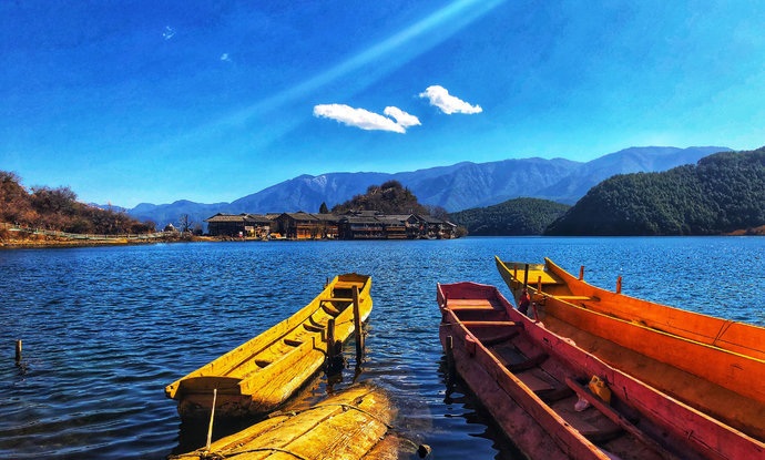 在观景台上,看到了泸沽湖全景.心里想:这就是我心心念念的泸沽湖啊!