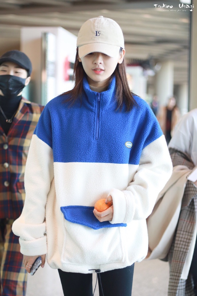 杨超越穿蓝白拼色毛绒卫衣现身机场,戴白色棒球帽皮肤白皙