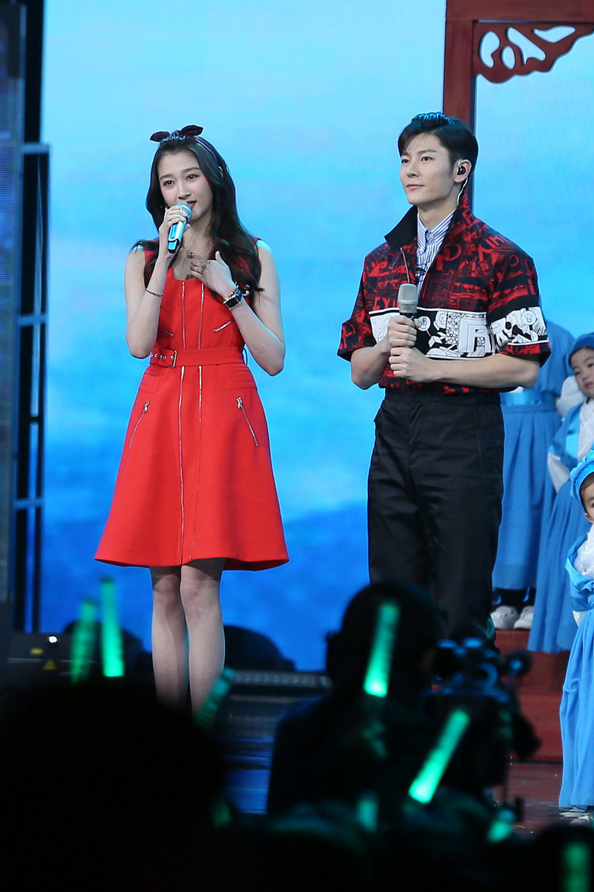 贾玲关晓彤比划猜,不小心透露在背后说李晨坏话,郑恺的更狠