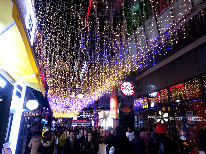 上海:夜访吴江路美食休闲街 灯光灿烂圣诞年味浓