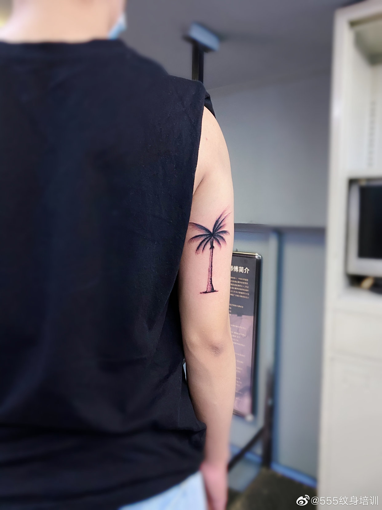 男生大臂椰树纹身图案