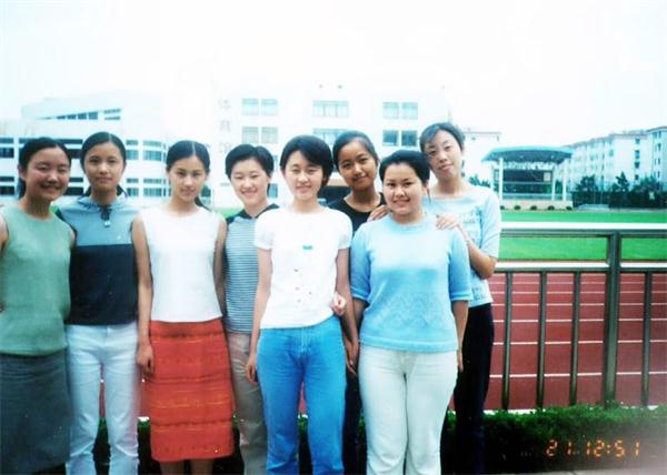 黄圣依同学聚会晒合影,珍惜同窗情谊获赞