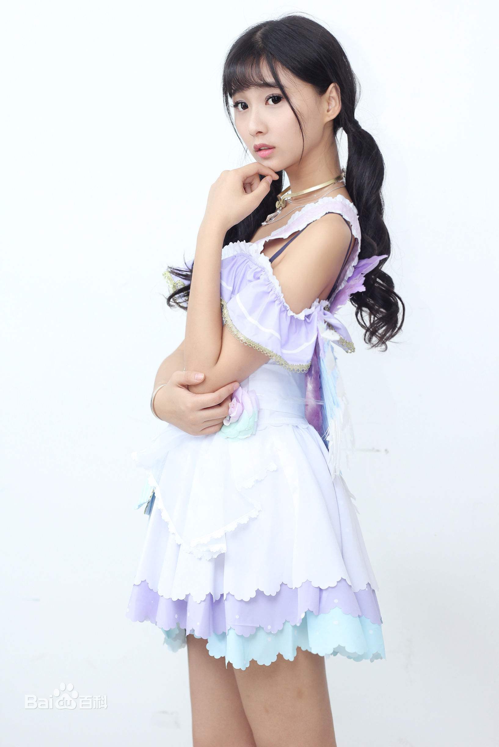 中国内地女演员,主持人,模特戚蓝尹,白色裙子很唯美.