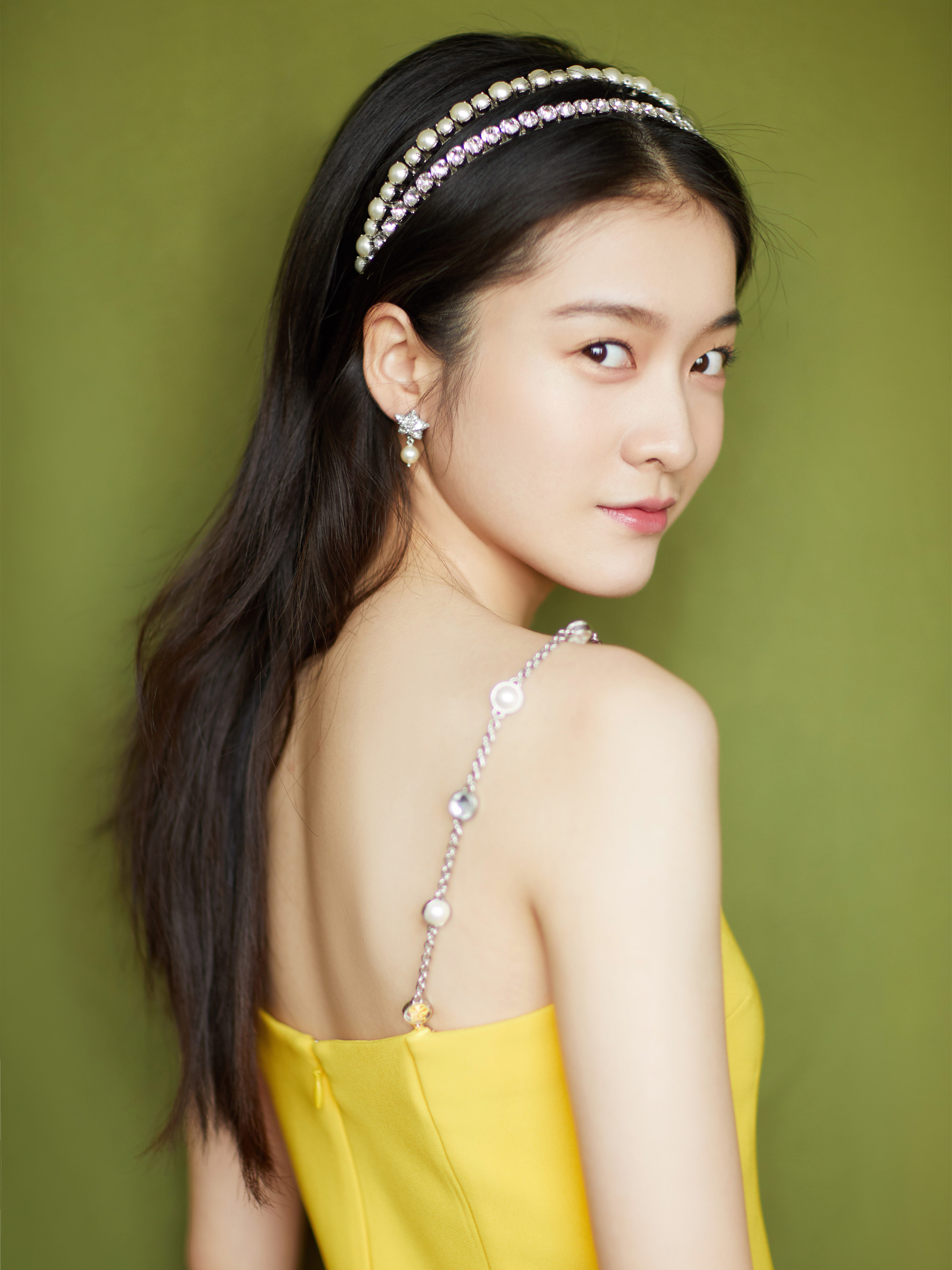 不愧是21岁美少女,张雪迎穿紧身连衣裙,俏皮又活力!