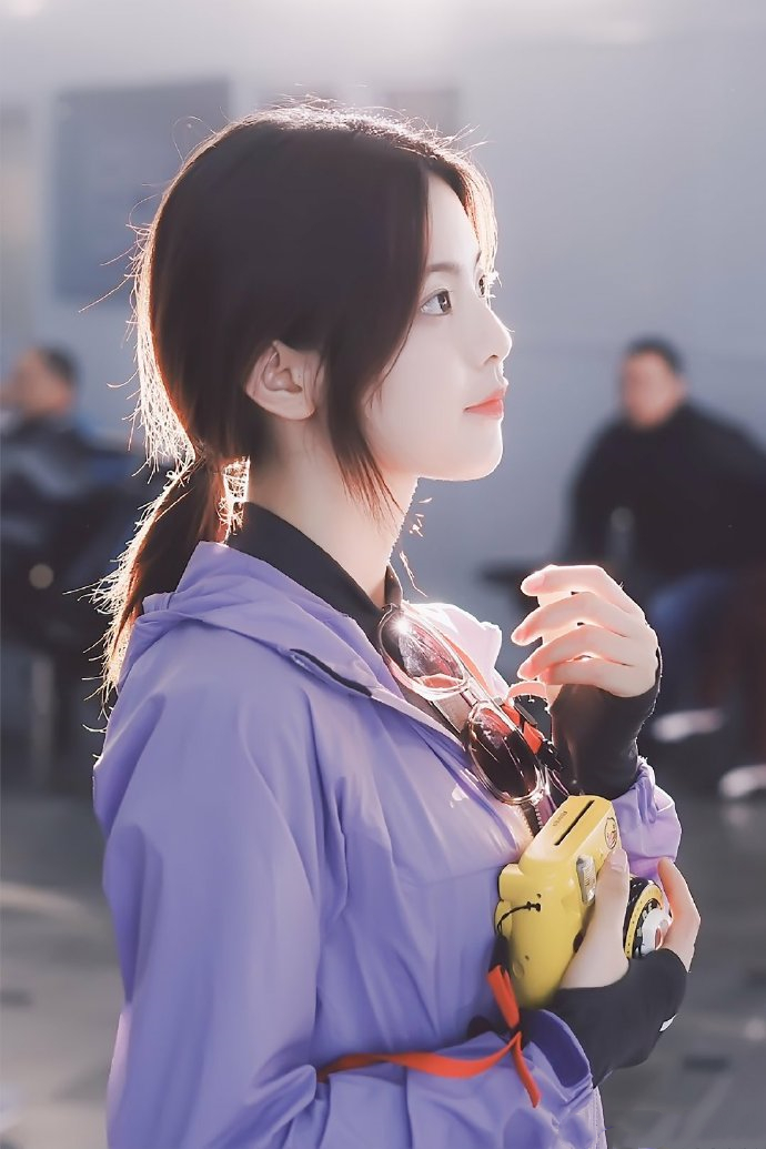 侧颜的杨超越,满满的少女感,更让人感到温暖