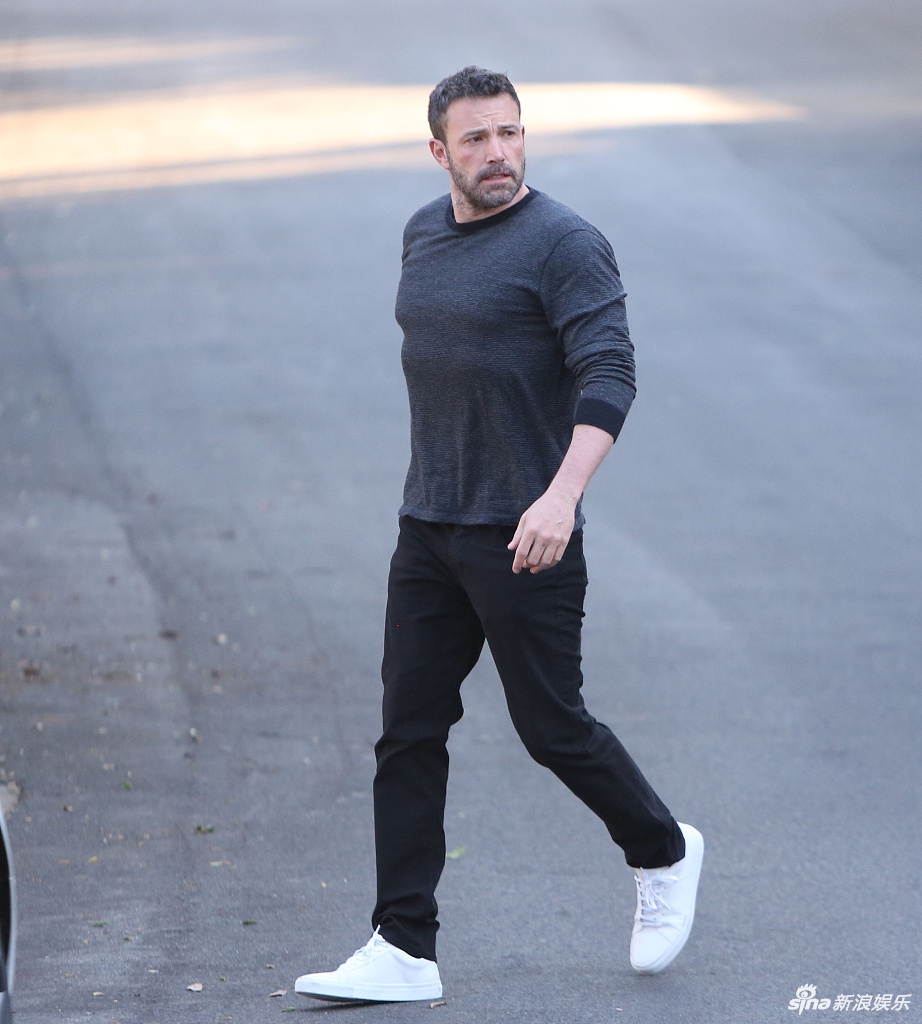 本·阿弗莱克穿灰色针织衫身材健硕 走路帅气尽显型男范儿