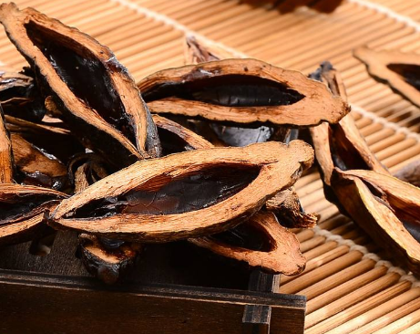 "致癌原因有两个: 1,槟榔里的化学物质经咀嚼后,形成的亚硝基,是明确