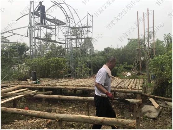 电影《飞跃部落格》原始部落制景,剧组前期工作有条不紊进行中